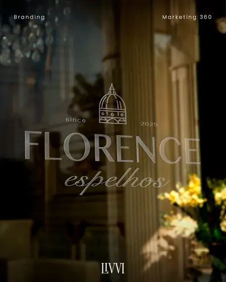 Fachada de vidro com a logomarca da Florence Espelhos aplicada em jateado, projeto de branding da Livvi