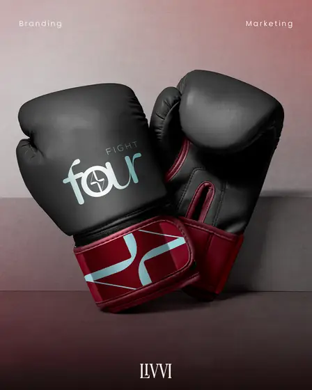 Luvas de boxe com a logomarca e o símbolo da Four Fight aplicados