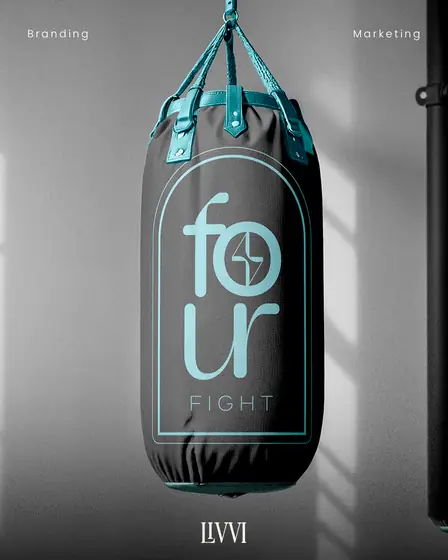 Saco de pancada com o monograma da Four Fight em azul turquesa