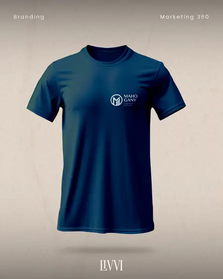 Camiseta de uniforme azul com a logomarca da Mahogany Financial Literacy