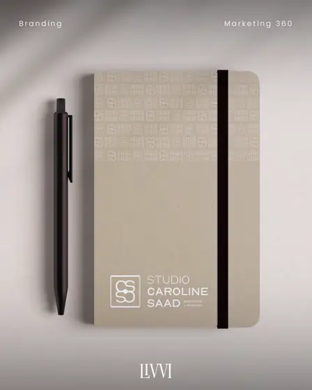 Caderno com padronagem gráfica e logomarca do Studio Caroline Saad
