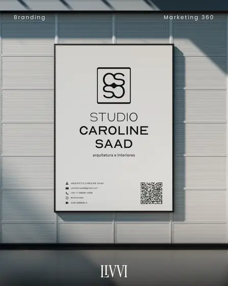 Placa de sinalização com a logomarca e o QR code do Studio Caroline Saad
